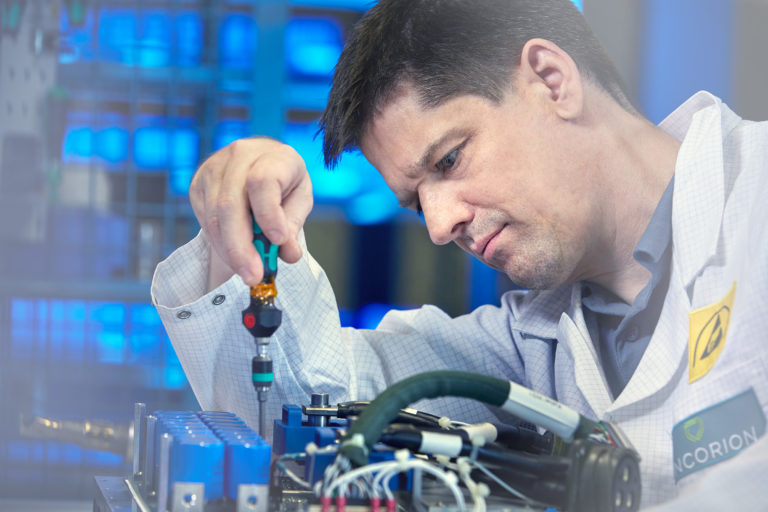 Worker assembling power amplifier